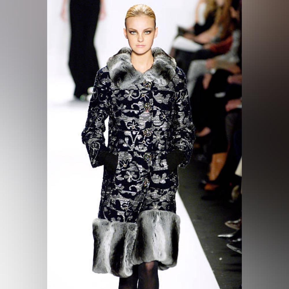 ○$34,000 ICONIC OSCAR DE LA RENTA CRYSTAL ESTABLISH CHINCHILLA FUR COAT US M